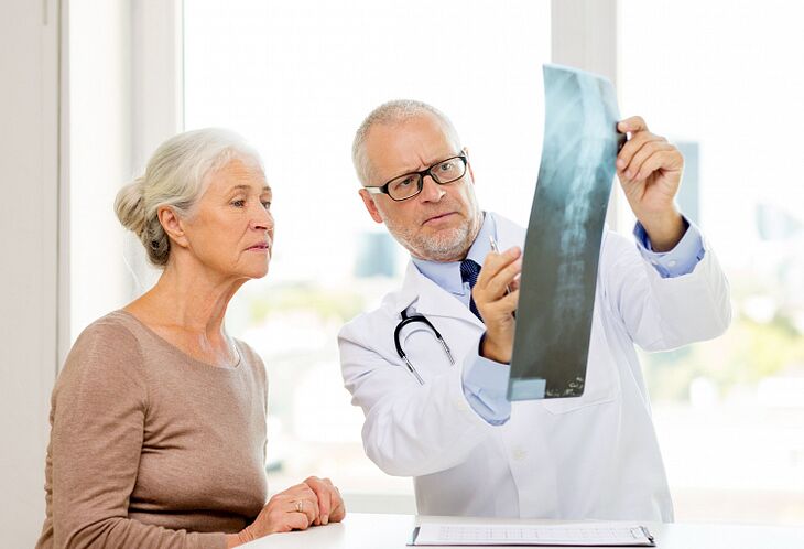 The doctor determines cervical osteochondrosis in a patient using radiography
